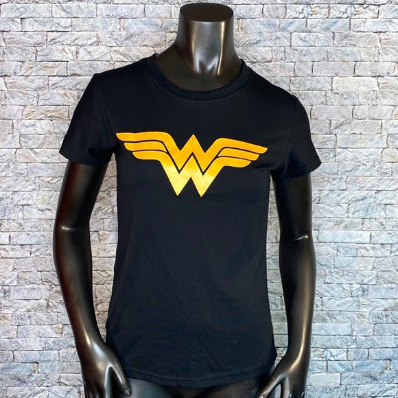 DC Comics Tops - DC Comics Wonder Woman Tee - Size Medium